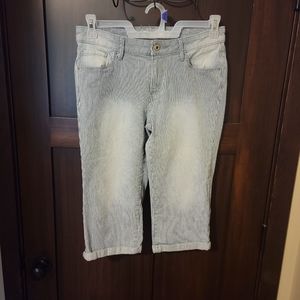 EUC Levis Denim Capri Jeans Blue & White Seersucker Striped Rolled Cuff Size 6